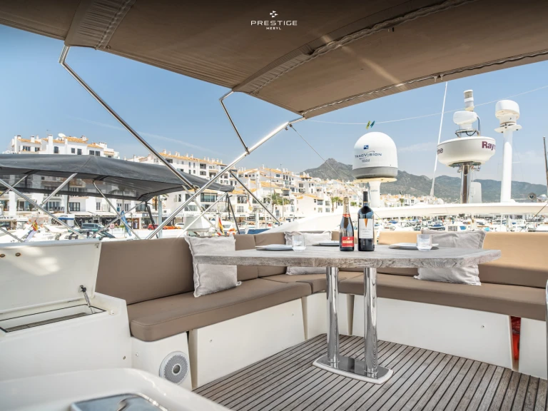 Alquiler de Jeanneau Prestige 500 Fly en Puerto Deportivo de Lujo en Marbella