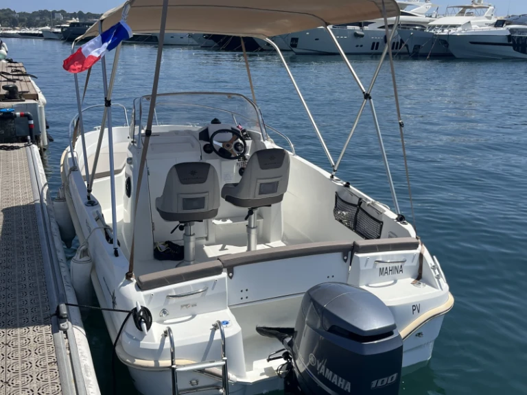 Alquiler de embarcaciones Jeanneau Cap Camarat 5.5 CC Serie 2 Style enAntibes en Samboat