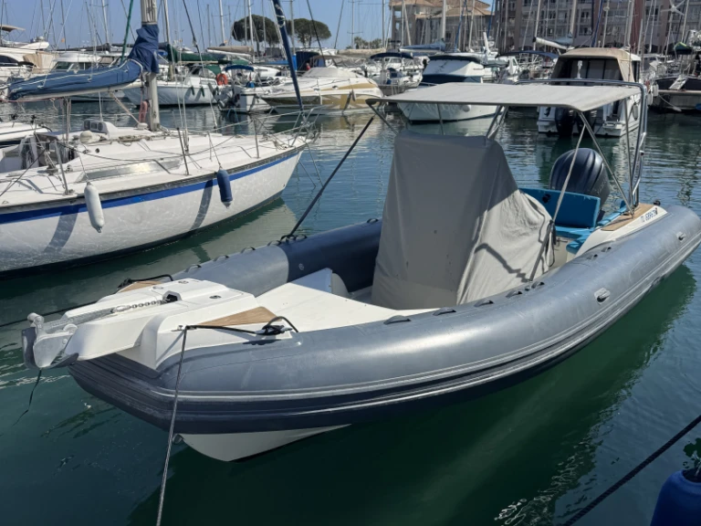 Alquiler de Capelli Tempest 775 Open en Fréjus