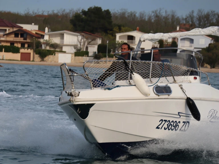 Alquiler de barcos Zaton barato de Bluemax 23 Deck
