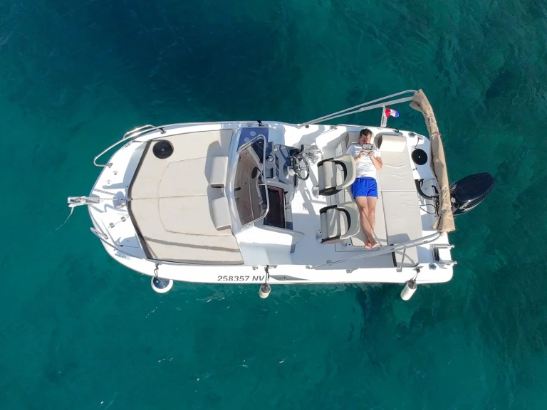 Alquiler de embarcaciones Bénéteau Flyer 5.5 SUNdeck enNovalja en Samboat