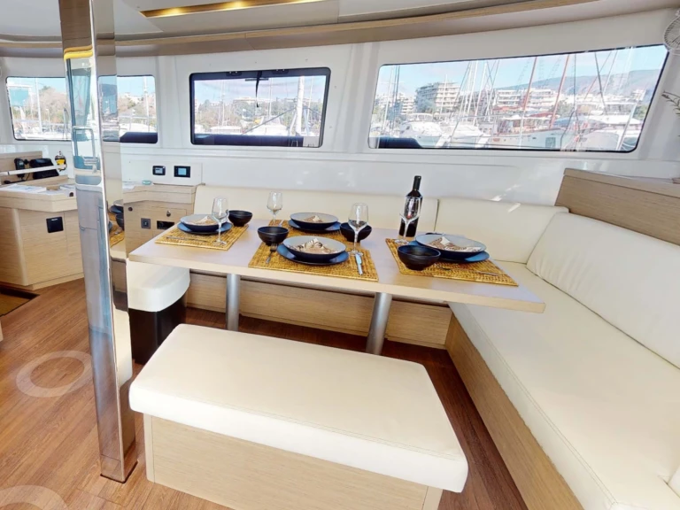 Alquiler de barcos Álimos barato de Lagoon 46 Fly (6 cab.)