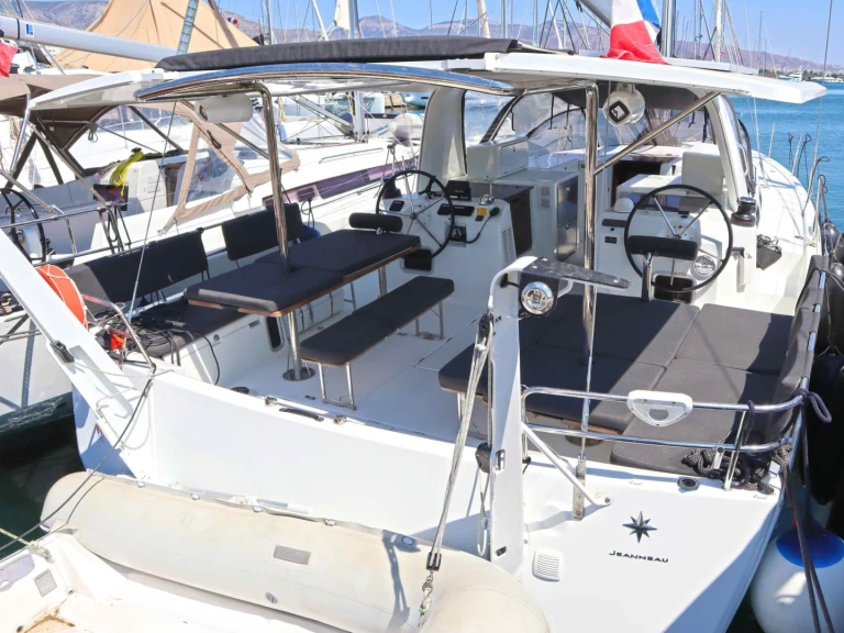 Alquiler de Jeanneau Sun Loft 47 /7cab en Álimos