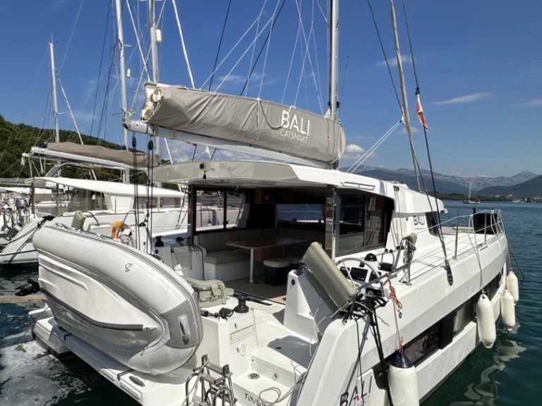 Catamarán para alquilar Tivat al mejor precio