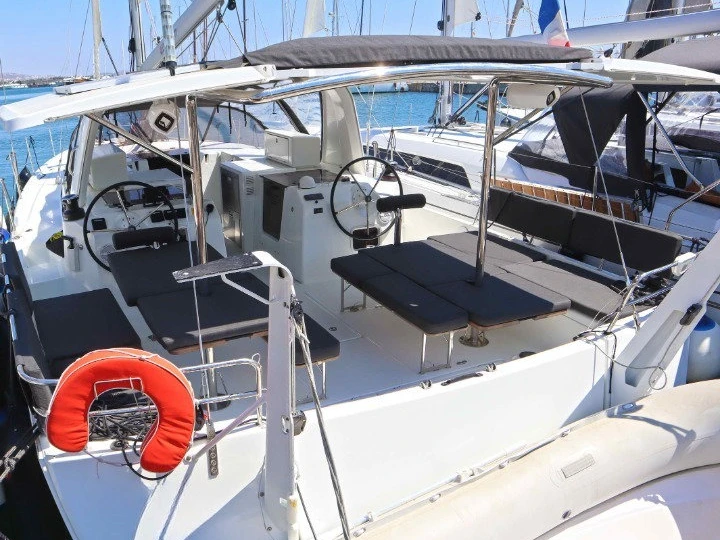 Alquiler de Jeanneau Sun Loft 47 /7cab en Cos