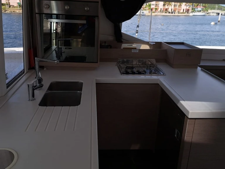 Alquiler de embarcaciones Fountaine Pajot Astréa 42 Quatuor CAT/6 cab enPropriano en Samboat