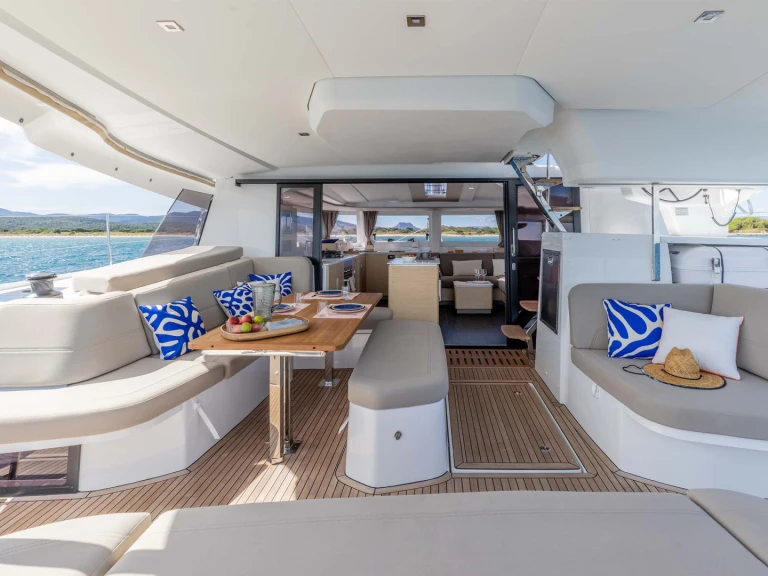 Alquiler de Fountaine Pajot FP 44 /6 cab en Néa Péramos