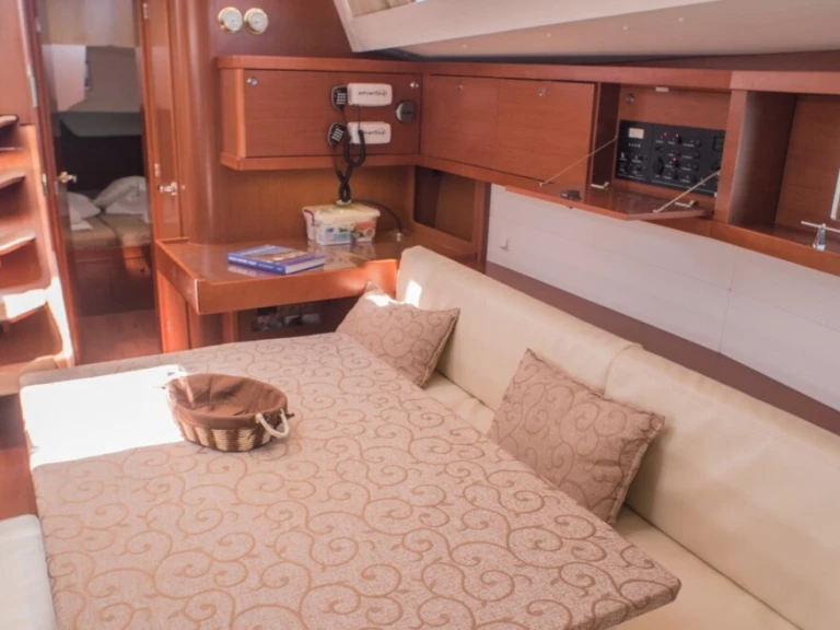 Alquiler de Bénéteau Oceanis 48 /5cab en Ávdira