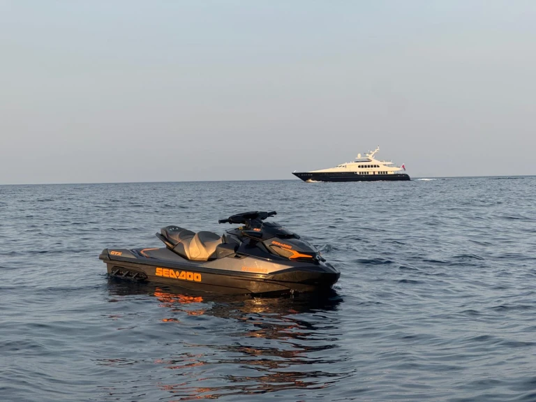 Alquiler de Moto de agua, con o sin patrón Sea-Doo Saint-Tropez