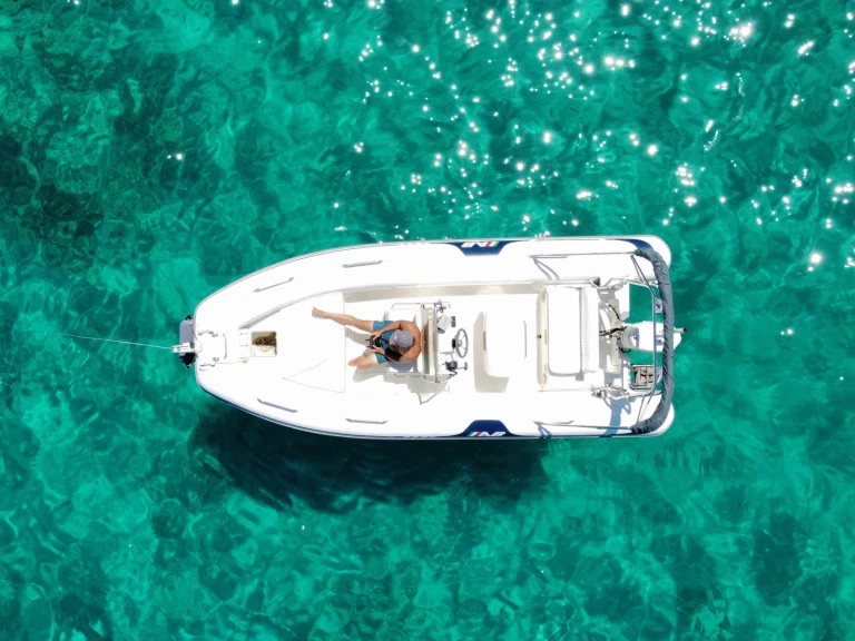 Alquiler de embarcaciones Quicksilver Activ 595 Cruiser enPorto San Paolo en Samboat