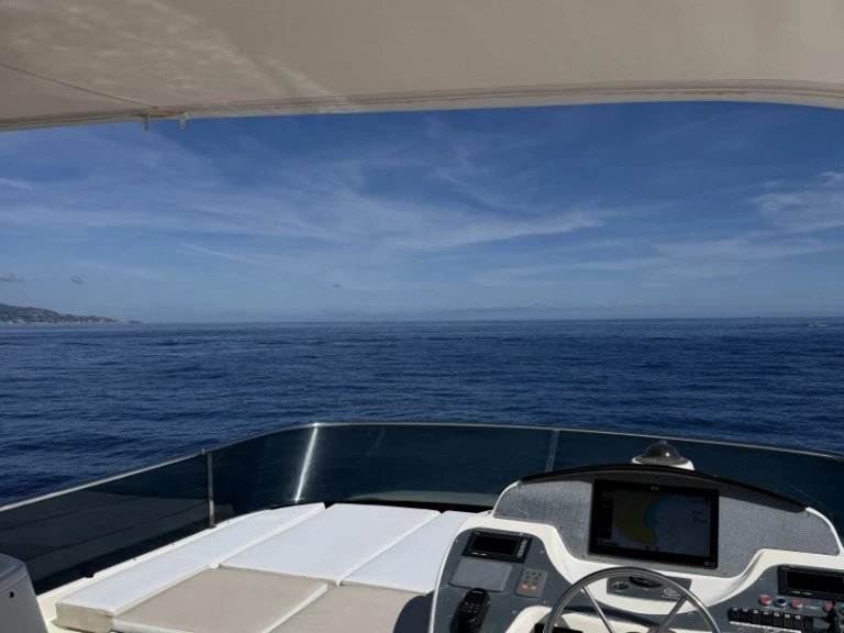 Yate de lujo para alquilar Marina Baie des Anges, France al mejor precio
