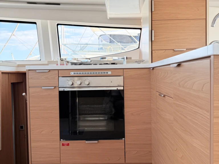 Catamarán para alquilar Lávrio al mejor precio