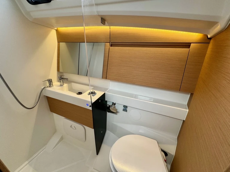 Alquiler de Jeanneau Sun Odyssey 410 en Vathý