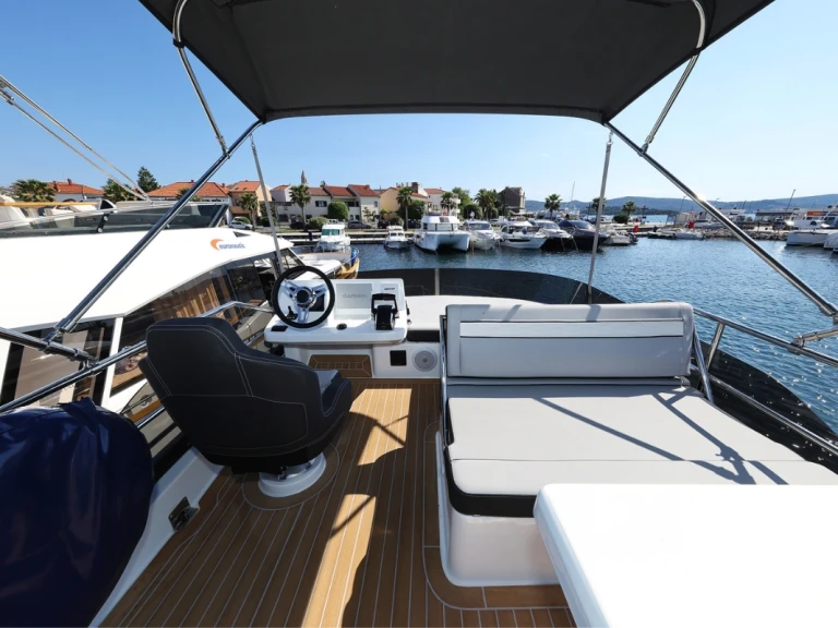 Alquiler de embarcaciones Jeanneau Merry Fisher 1095 Fly Serie2 enBiograd na Moru en Samboat