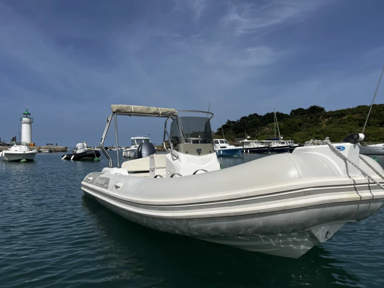 Alquiler de embarcaciones Capelli Tempest 570 enSauzon en Samboat
