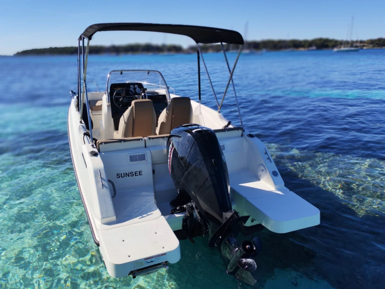 Alquiler de Quicksilver Quicksilver 555 Open en Mandelieu-la-Napoule