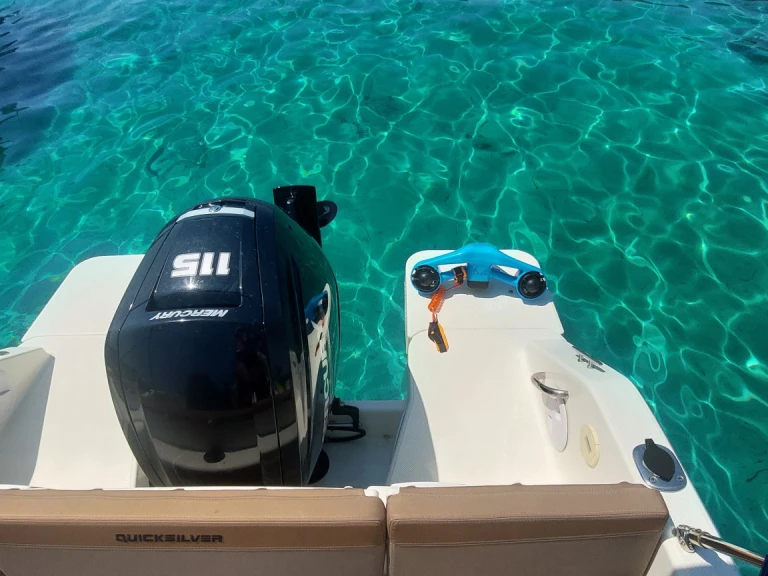 Alquiler de Quicksilver Activ 555 Open en Mandelieu-la-Napoule