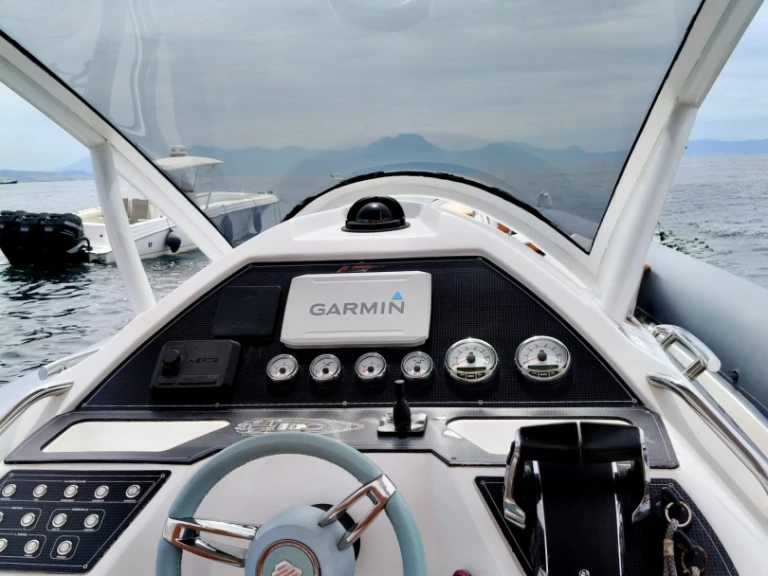 Alquiler Neumática Panamera Yacht con o sin  título de navegación