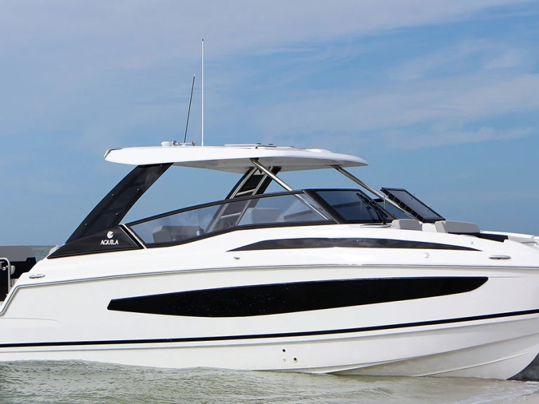 Alquiler de barcos Le Marin barato de Aquila 32 Sport