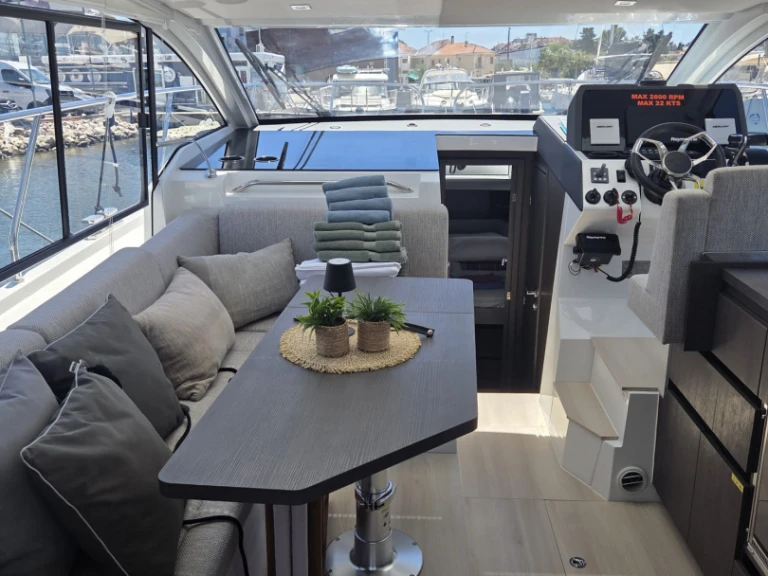 Alquiler de Sealine Sealine C335 en Biograd na Moru