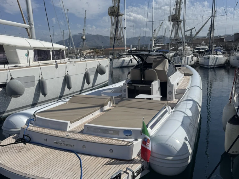 Alquiler de Magazzu MX-13 coupè en Palermo
