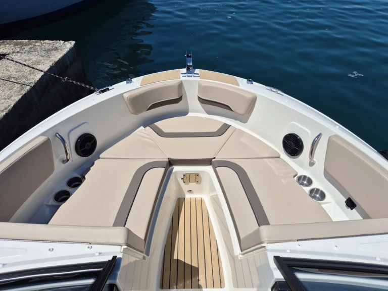Bayliner VR6 OB de alquiler a Poreč