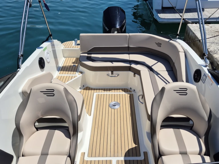 Alquiler de Bayliner VR6 OB en Poreč