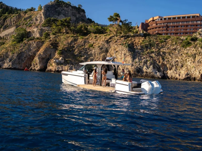 Alquiler de barcos Giardini-Naxos barato de SAXDOR 400 GTS