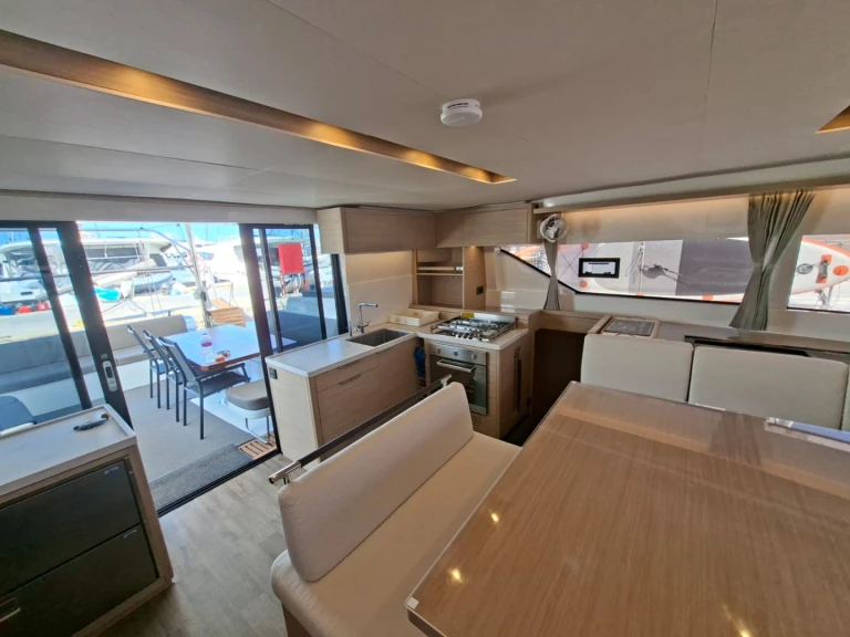 Catamarán para alquilar Álimos al mejor precio