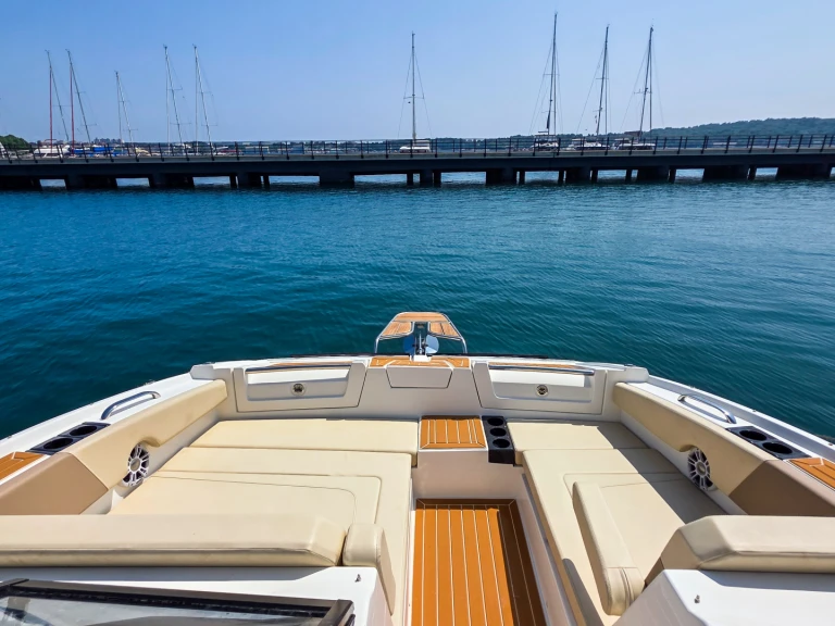Alquiler de Aquila Aquila 32 Sport en Pula