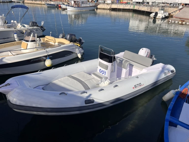 Alquiler de embarcaciones  Selva 570 enGiardini-Naxos en Samboat