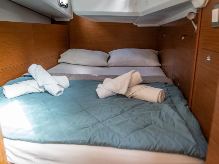 Alquiler de embarcaciones Jeanneau Sun Odyssey 410 enNidrí en Samboat
