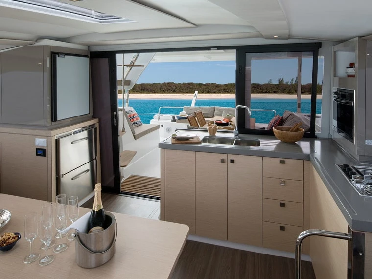 Alquiler de Fountaine Pajot Lucia 40 en Villefranche-sur-Mer