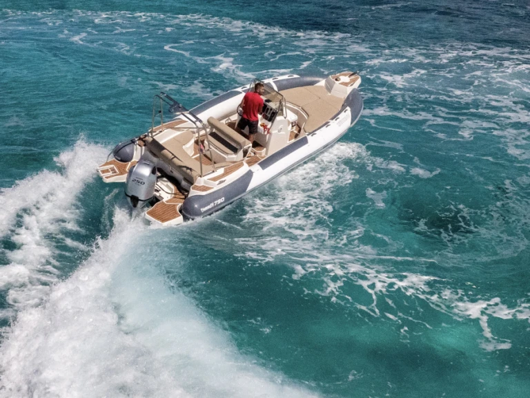 Alquiler Neumática en Hvar - Marlin Boat 790 Pro Dynamic