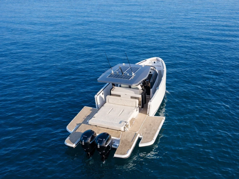 Virtue Yacht top one de alquiler a Portisco