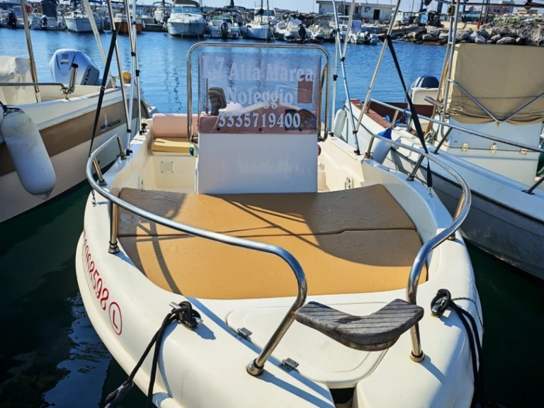 Alquiler de embarcaciones Sharko 550 enMarina di San Foca en Samboat