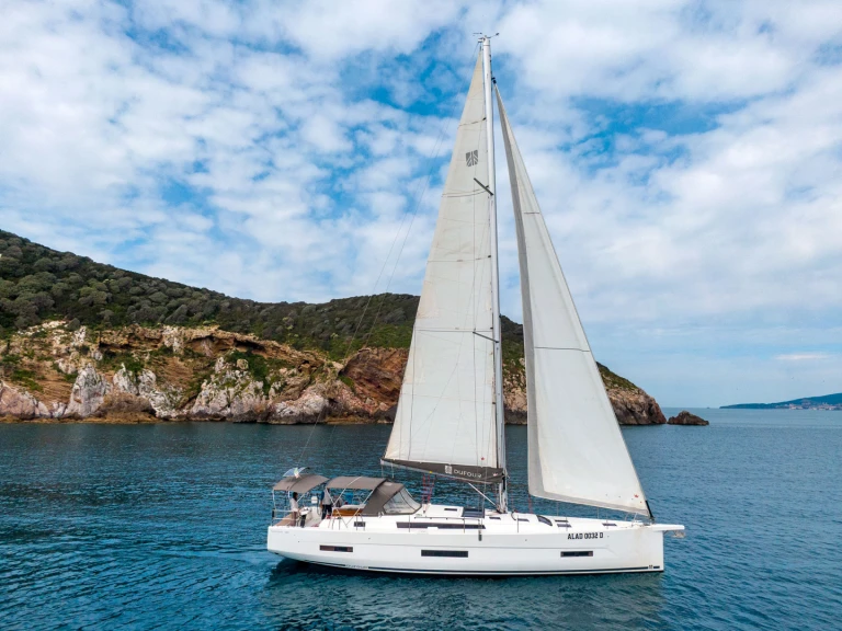 Alquiler de barcos Puntone barato de Dufour 530