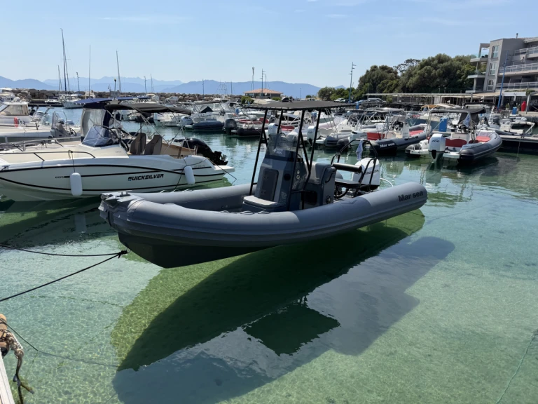 Alquiler de barcos Porto Pollo barato de FISHER 680