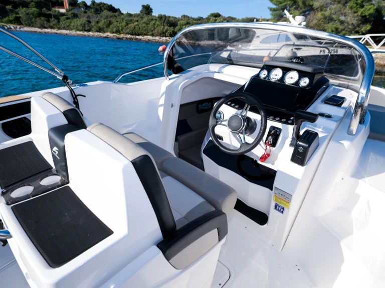 Alquiler de embarcaciones Karnic 692 sl enUgljan en Samboat