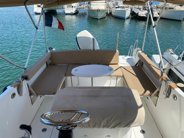 Alquiler de embarcaciones Jeanneau Cap Camarat 7.5 Open enSaint-Tropez en Samboat