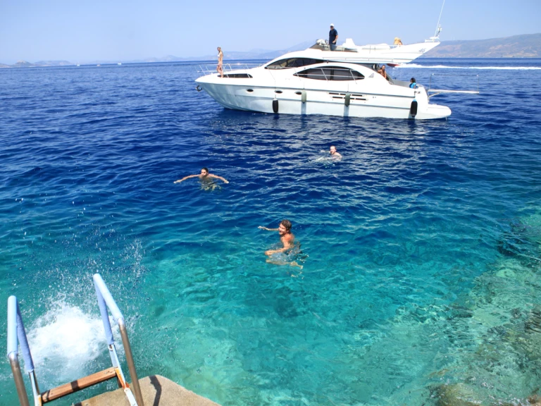 Alquiler de Azimut Azimut 46 Fly en Alimos Marina