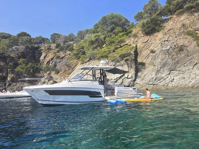 Alquiler de Jeanneau Cap Camarat 9.0 WA en Empuriabrava