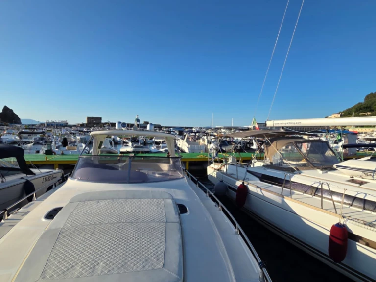 Alquiler de barcos Nápoles barato de Mano Marine 38.50