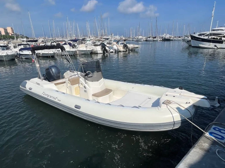 Alquiler de Capelli Tempest 700 Sun en Golfe-Juan