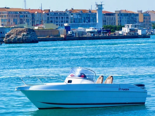 Alquiler Lancha B2 Marine con o sin  título de navegación