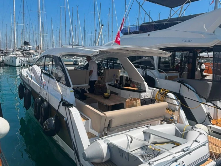 Sealine Sealine S335 de alquiler a Biograd na Moru