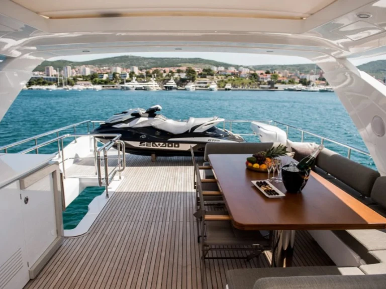 Alquiler de embarcaciones Azimut Azimut 72 Fly enSkradin en Samboat