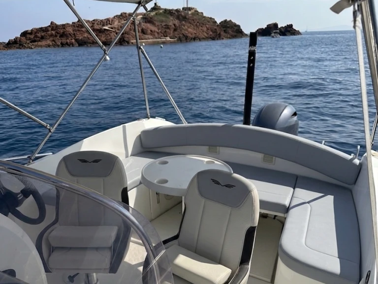 Alquiler de Bénéteau Flyer 6.6 SUNdeck en Saint-Raphaël