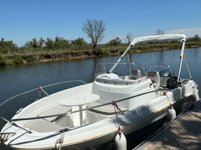 Alquiler de Jeanneau Cap Camarat 5.5 CC Serie 2 Style en Palavas-les-Flots