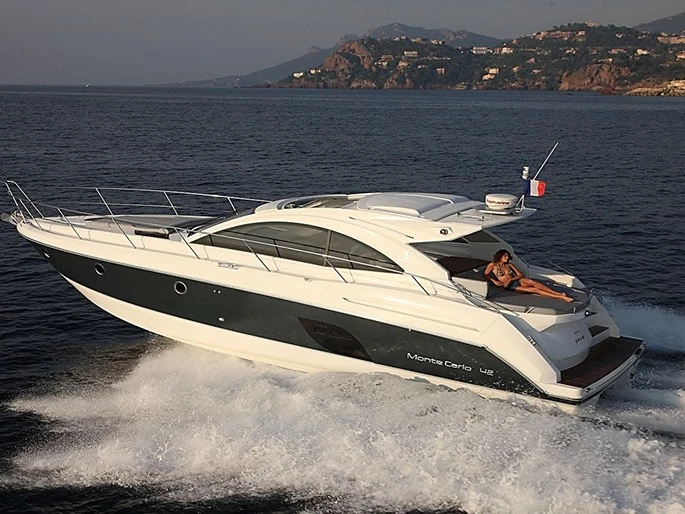 Alquiler Lancha MonteCarloYachts con o sin  título de navegación